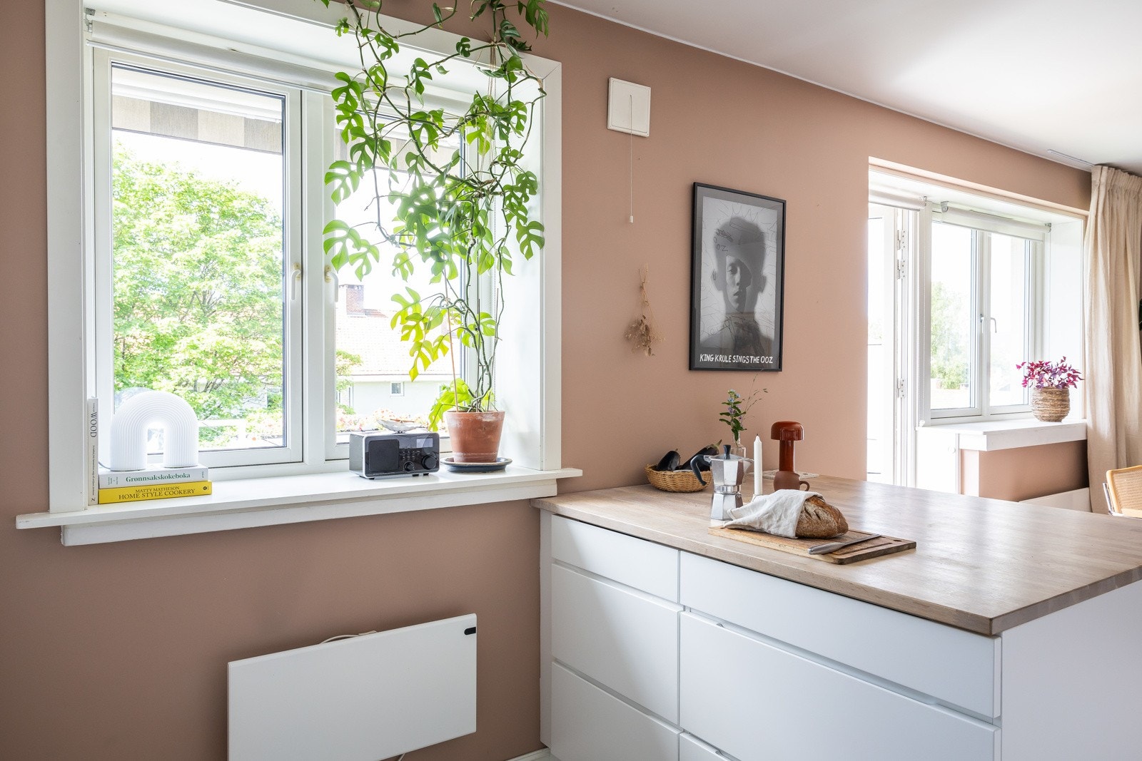 Praktisk og god øy, med benkeplate i hvitoljet eik og ytterligere oppbevaringsplass Galleribilde