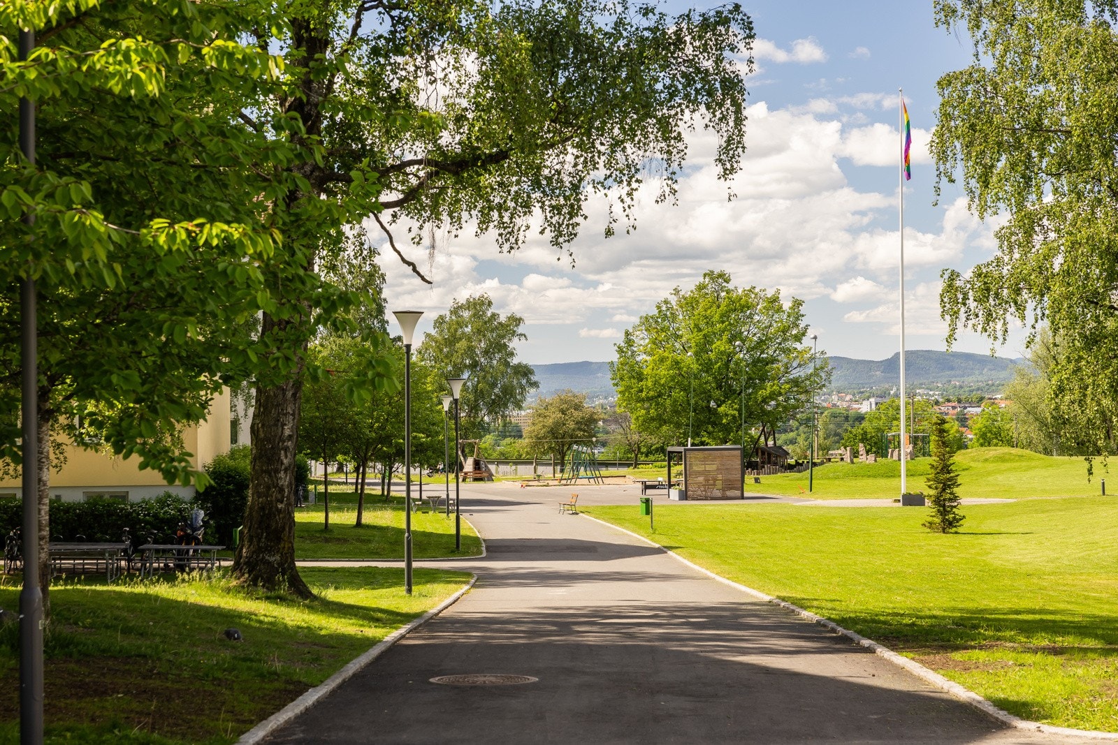Velkommen til idylliske Keyserløkka. I skjæringspunktet mellom grønne, fredelige områder og byens pulserende kjerne, står Keyserløkka som et ideelt hjem for de som søker det beste av to verdener i Oslo. Galleribilde