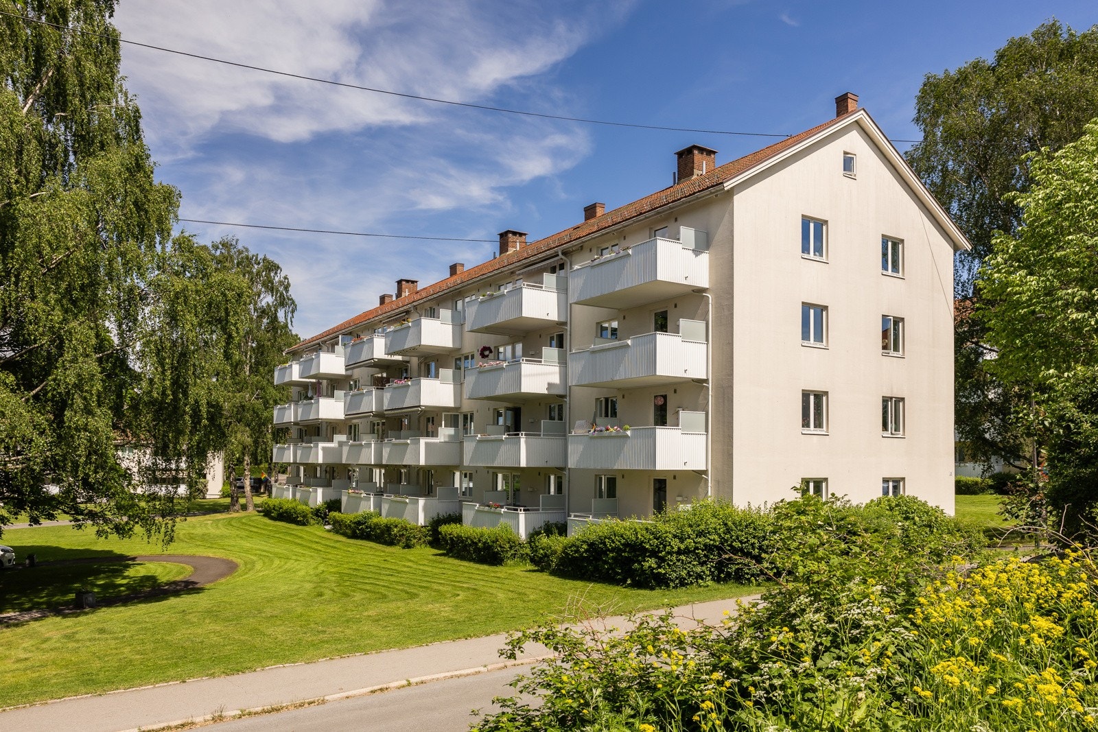 Adkomst via bilfri stikkvei og frodige grøntareal med god avstand mellom blokkene. Fasaden gir et godt førsteinntrykk da borettslaget har oppgraderte fasader, vinduer, balkonger m.m. Galleribilde