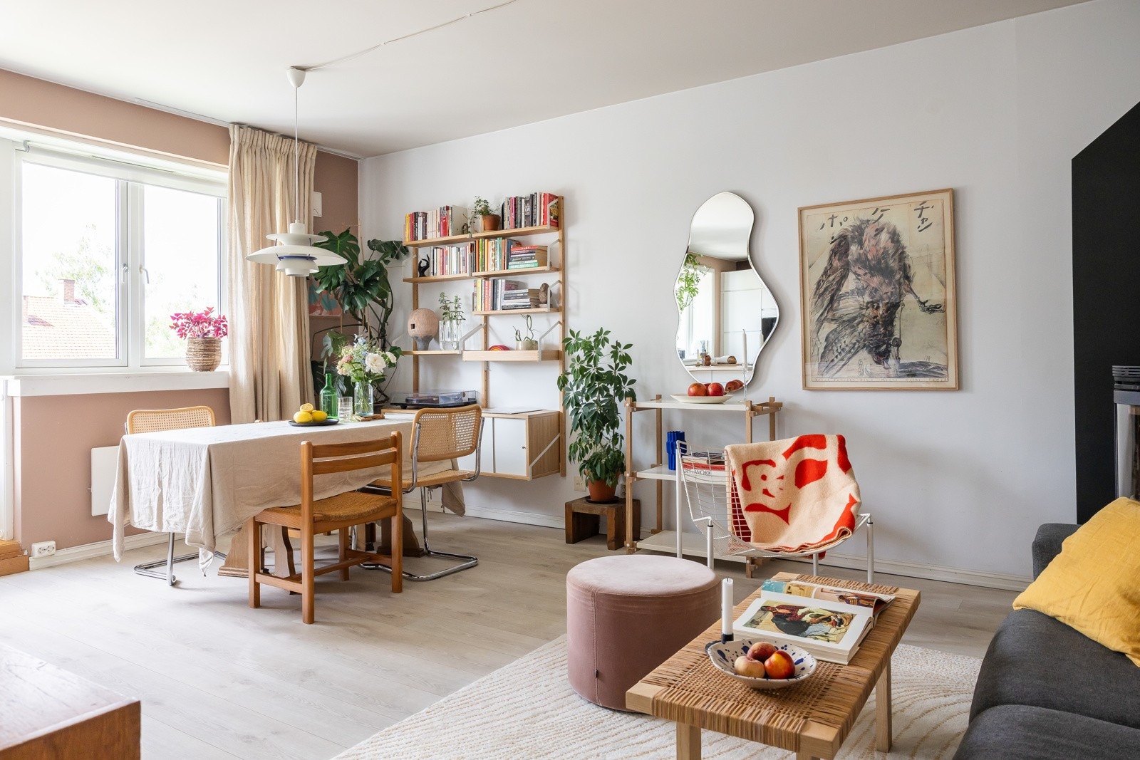 Stuen er en lun og skjermet sone som gir et sentralt oppholdssted for familien, med plass til stort spisebord og sofagruppe. Galleribilde