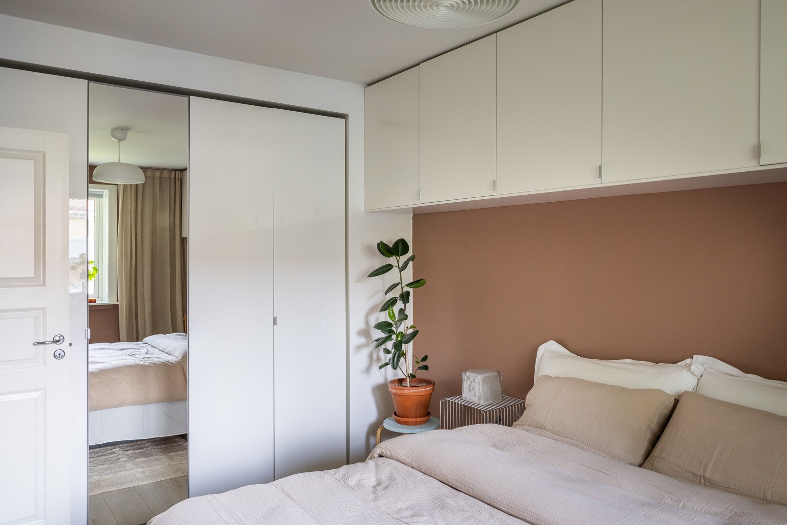 Godt med lagringsplass i vegghengte skap og garderobeløsning. Galleribilde