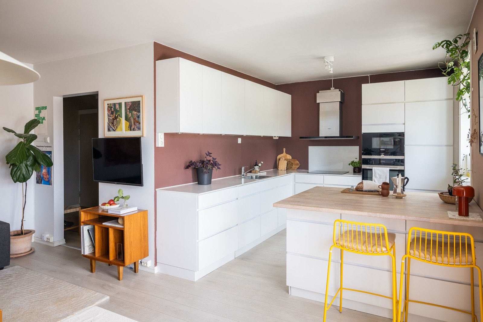 Ved oppussing utført i 2013 ble planløsning endret med å flytte kjøkken til opprinnelig soverom, og fjerne vegg for å etablere en åpen kjøkken- og stueløsning. Galleribilde