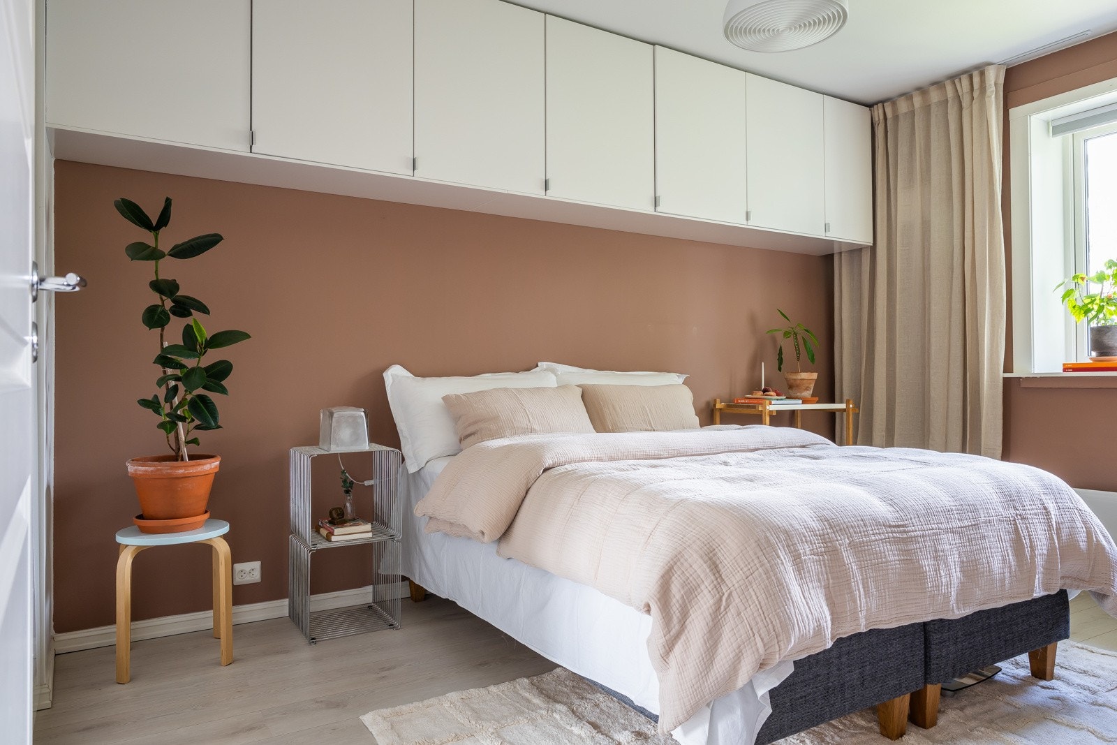 Boligen har to gode soverom. Hovedsoverommet er av god størrelse og malt i tidsriktig farge. Galleribilde