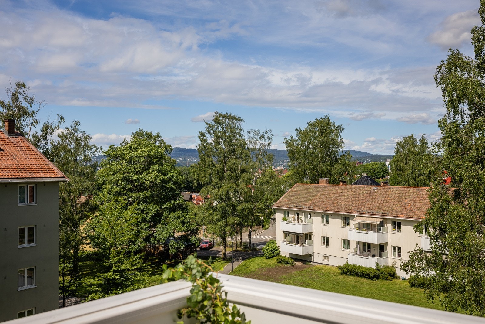Frodig og pent utsyn fra solrik balkong. Galleribilde