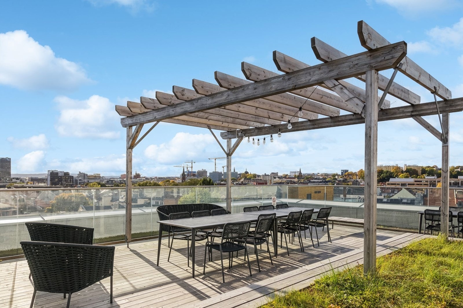 Nyt late dager, middag med venner noe godt i glasset på en av sameiets tre felles takterrasser Galleribilde