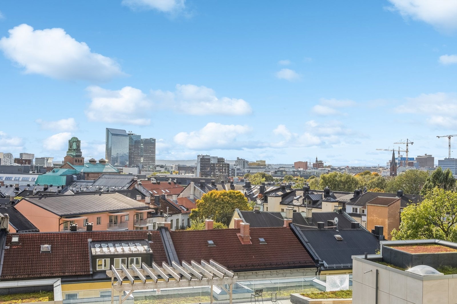 Nydelig utsikt over byen fra takterrassen Galleribilde