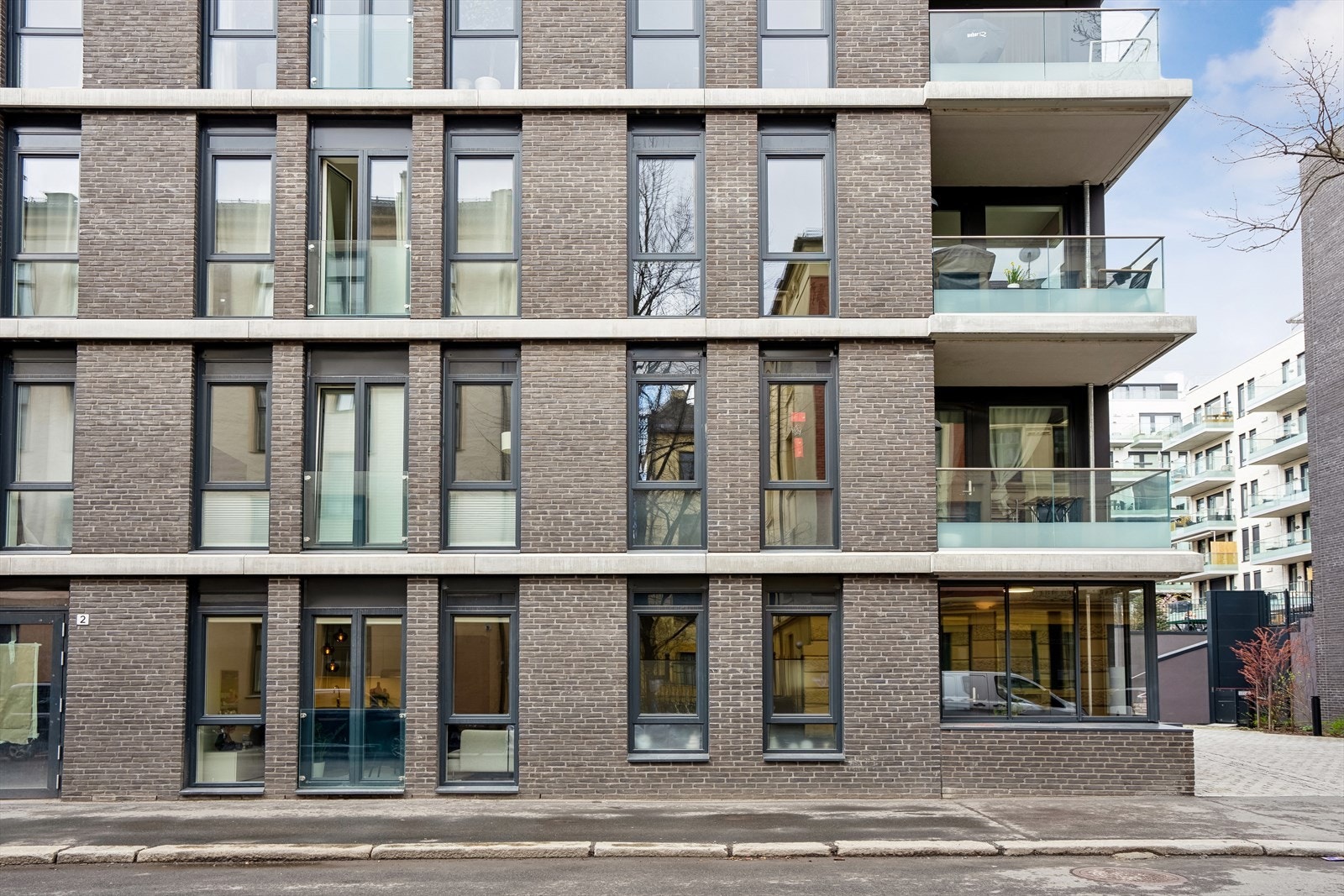 Gangavstand til kjernen av Grünerløkka med et utvalg av butikker, ellers finner man nærmeste handlesenter på Ringnes Park med butikker og øvrige servicetilbud. Sofienbergparken og Birkelunden ligger like ved. Galleribilde
