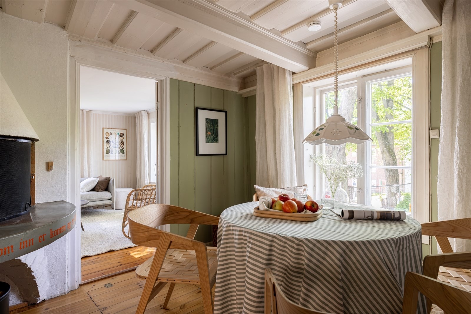 Her er det hyggelig å samle venner og familie til hyggelige lag. Fra spisebordet har man hyggelig utsyn mot områdets vakre omgivelser. Galleribilde