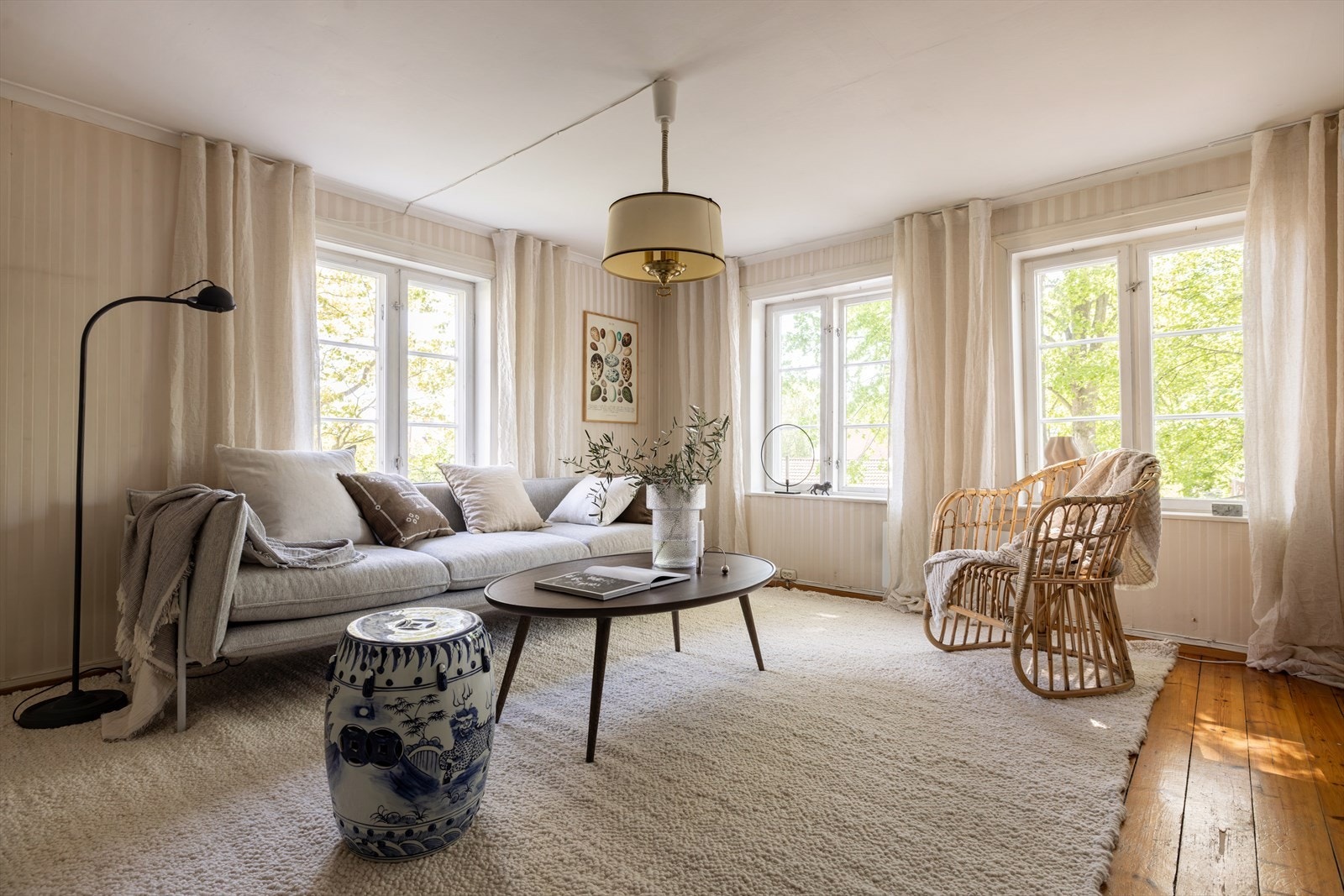 Herlig hjørnestue med tre store vindusposter med vakkert utsyn mot de utrolig vakre og sjarmerende omgivelsene. Galleribilde