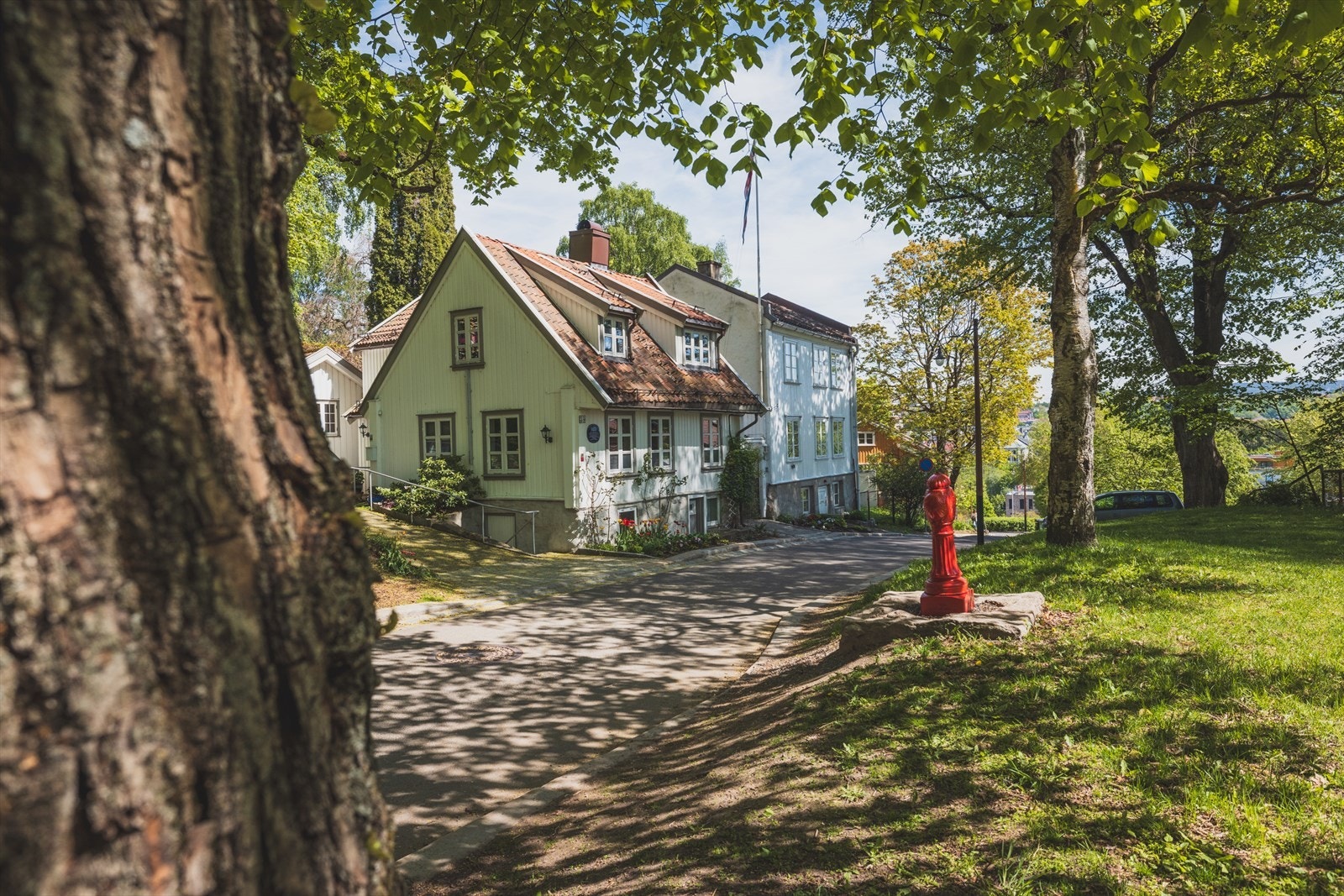 Huset er et av de øverste husene i bakken og ligger vakkert til, omkranset av store grøntområder og store trær! Galleribilde