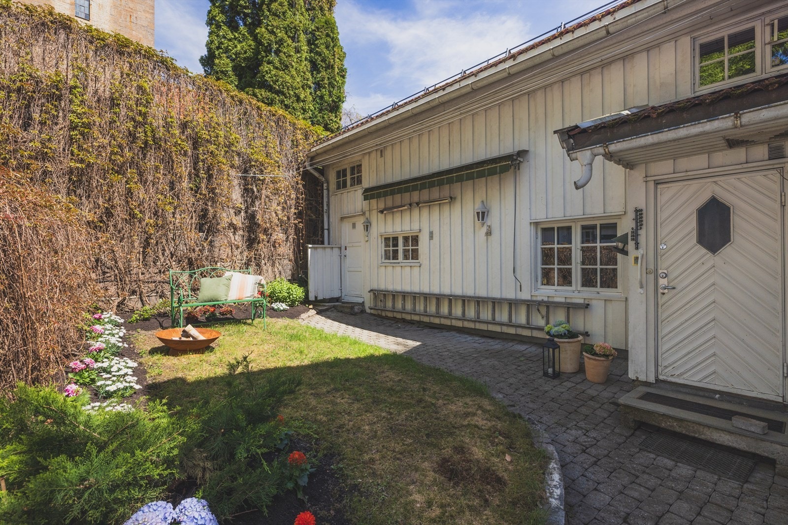 Med sin historiske sjarm og potensial for oppussing, er dette hjemmet en spennende mulighet for den som ønsker å skape sitt drømmehjem i en av Oslos mest attraktive og særegne områder. Galleribilde