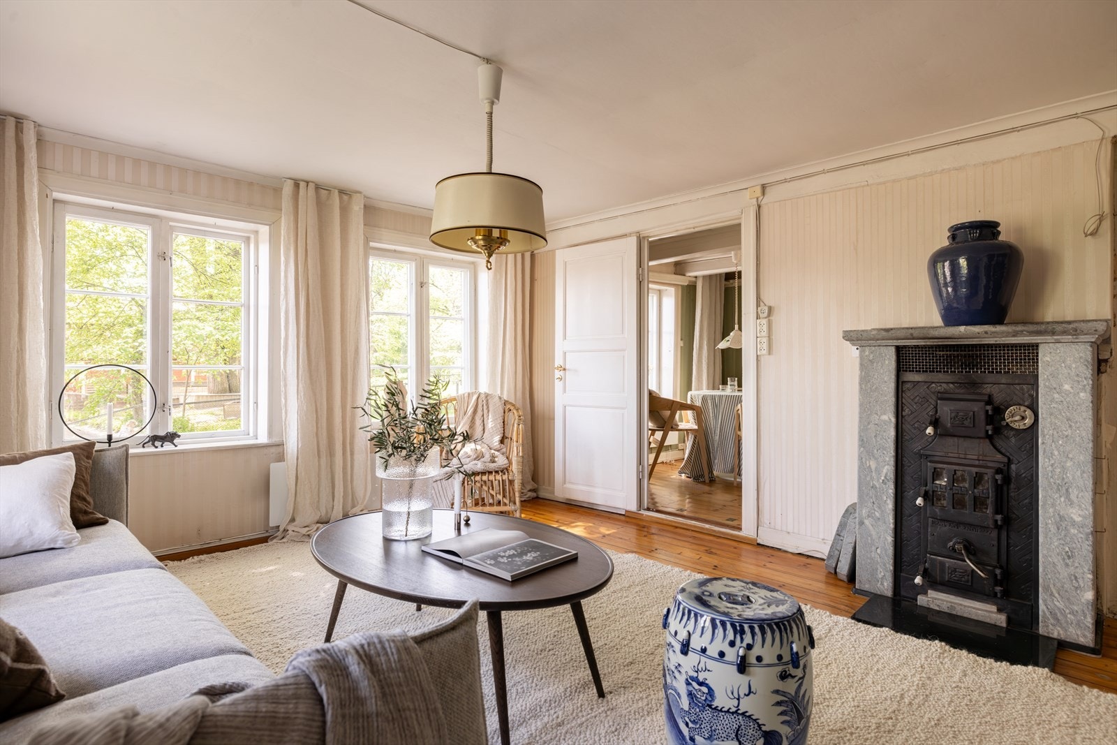 Vedkamin i stuen beregnet for koks. Galleribilde