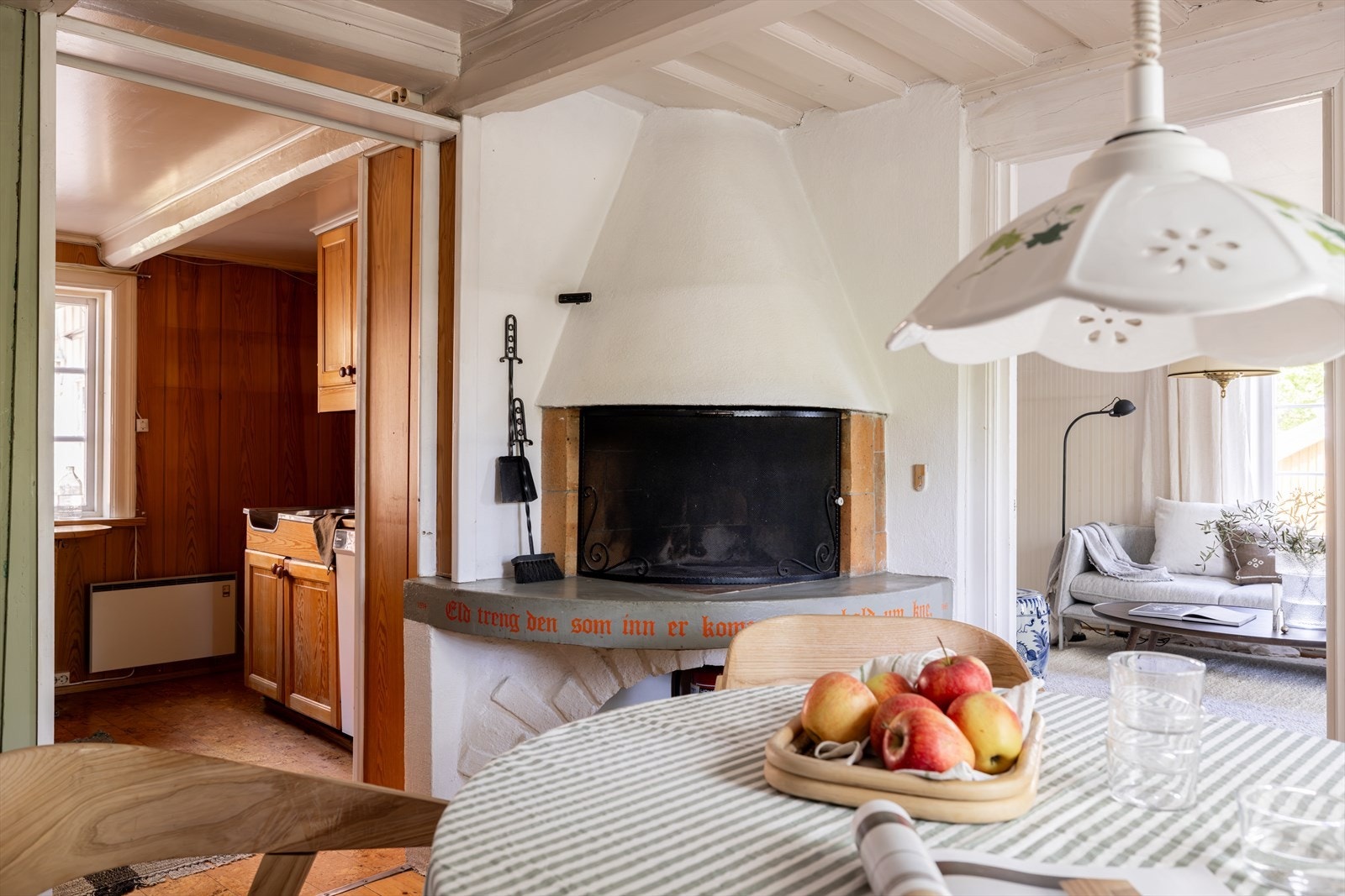 Sjarmerende paneler, takbjelker og originale tregulv gir rommet særpreg og sjarm. Galleribilde