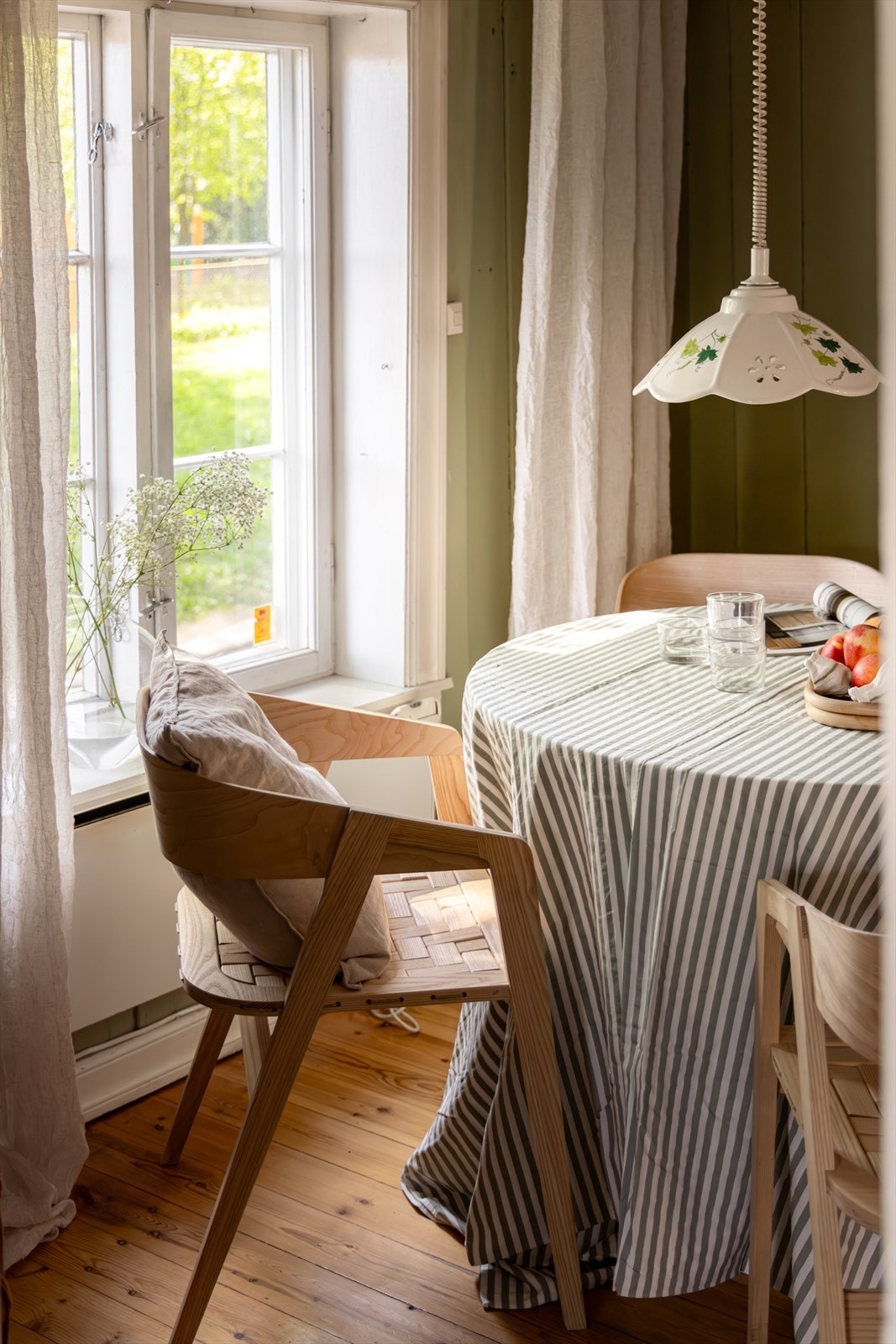 I tilknytning til stuen og kjøkken ligger en koselig spisestue. Galleribilde