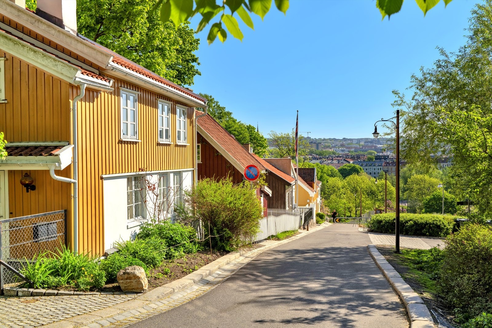 Selve gaten er helt unik i sitt slag i Oslo som en pittoresk sørlandsidyll bortgjemt midt i Oslo Galleribilde