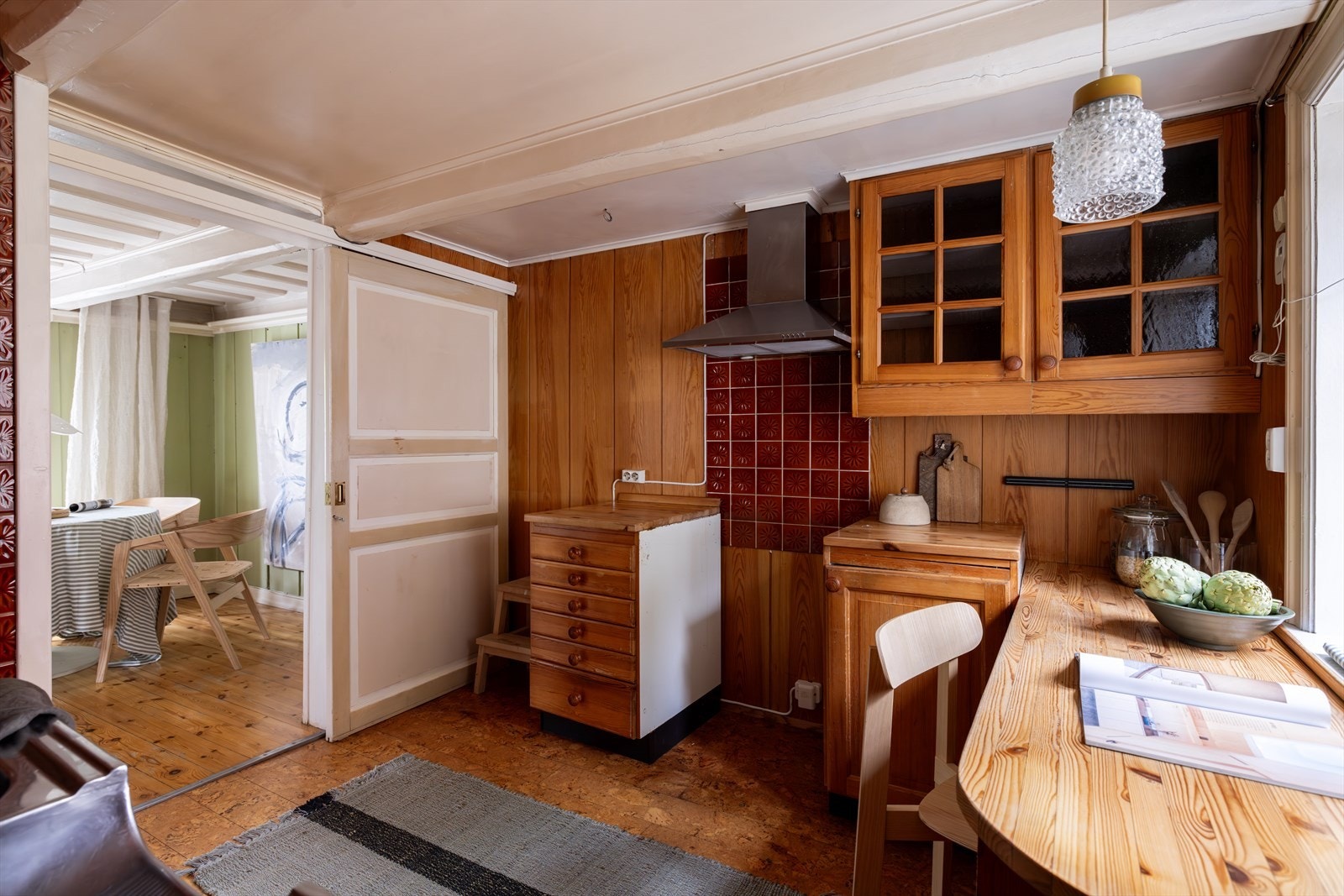 Fliser mellom benk- og overskap. Oppvaskmaskin. Mekanisk avtrekk fra ventilator. Galleribilde