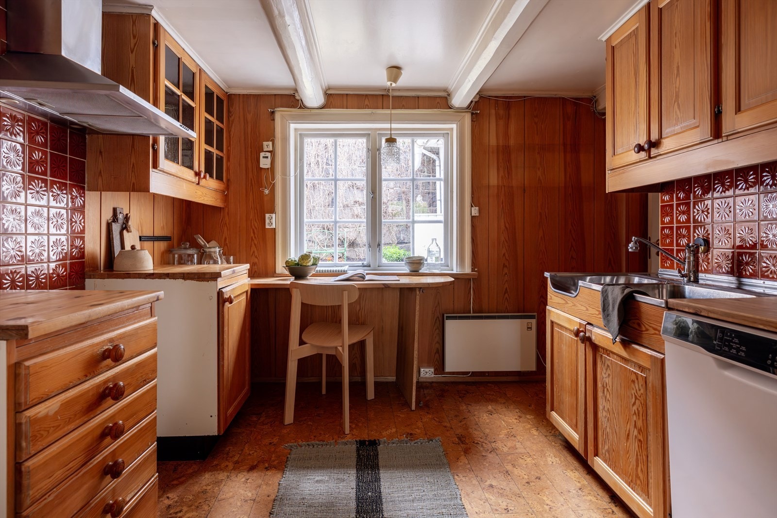 Kjøkkenet ligger godt til i huset og har en koselig spiseplass ved vindu mot hagen Galleribilde