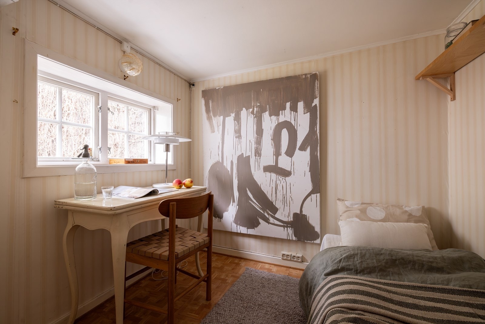 Denne trivelige alkoven vender inn mot hagen. Belegg på gulv og tapet på vegger. Vinduer mot hagen. Rommet er ikke godkjent for varlig opphold. Galleribilde