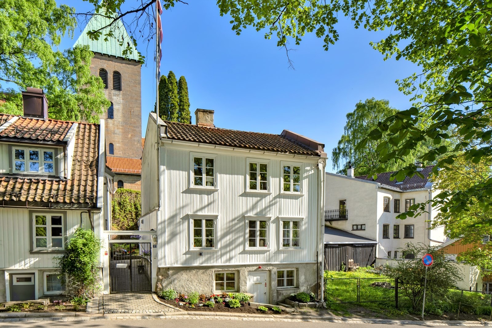 Boligen ligger vakkert til i grønne omgivelser og har en aldeles nydelig adkomst via en port og inn i din egen grønne, private hageidyll Galleribilde