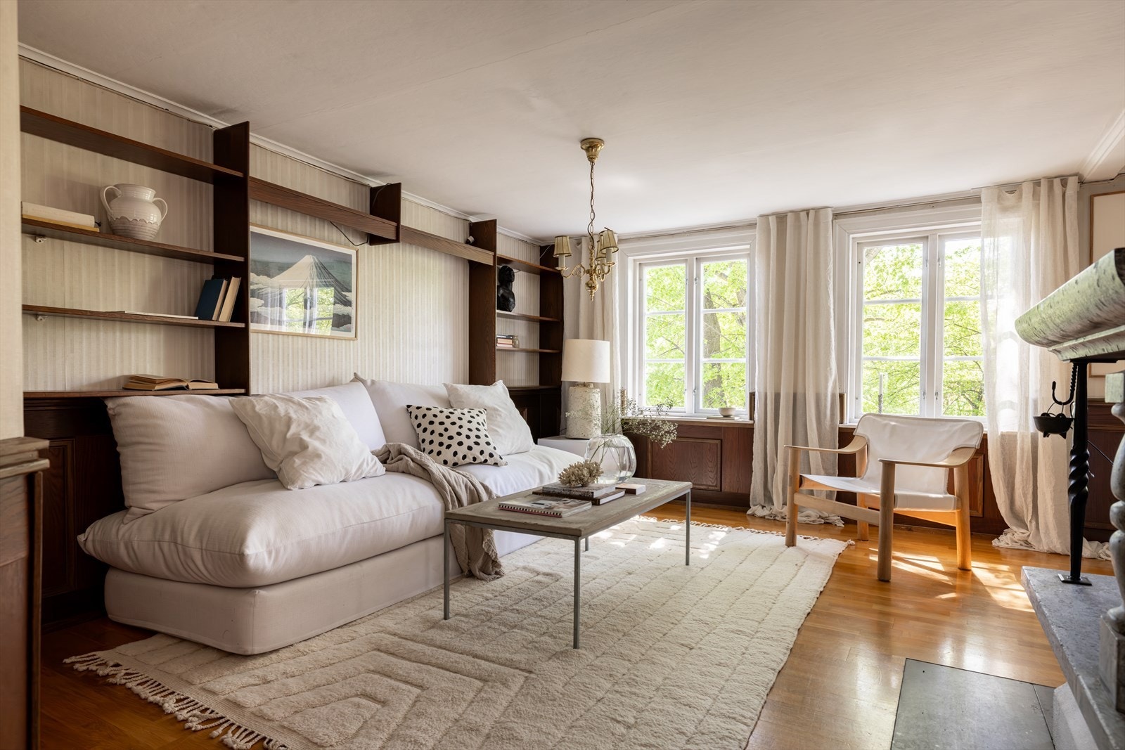 Her er det plass til både sofagruppe i tillegg til sittegruppe og kontorpult. Galleribilde