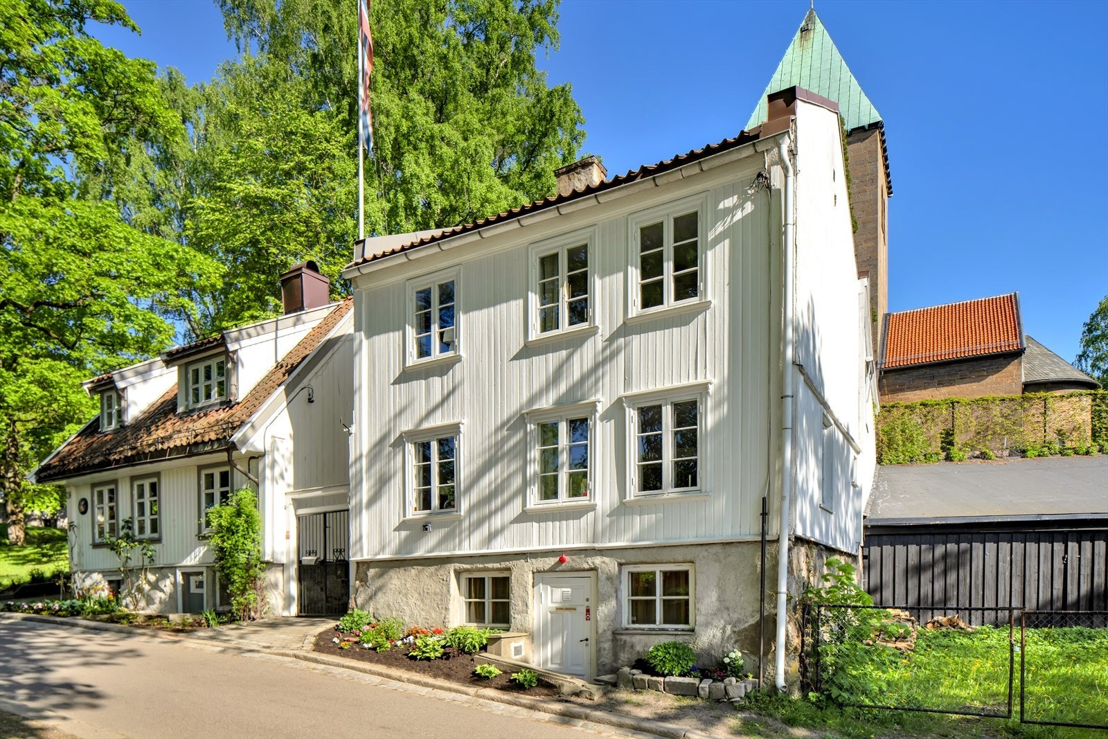 Grønn trehusidyll i Telthusbakken Galleribilde