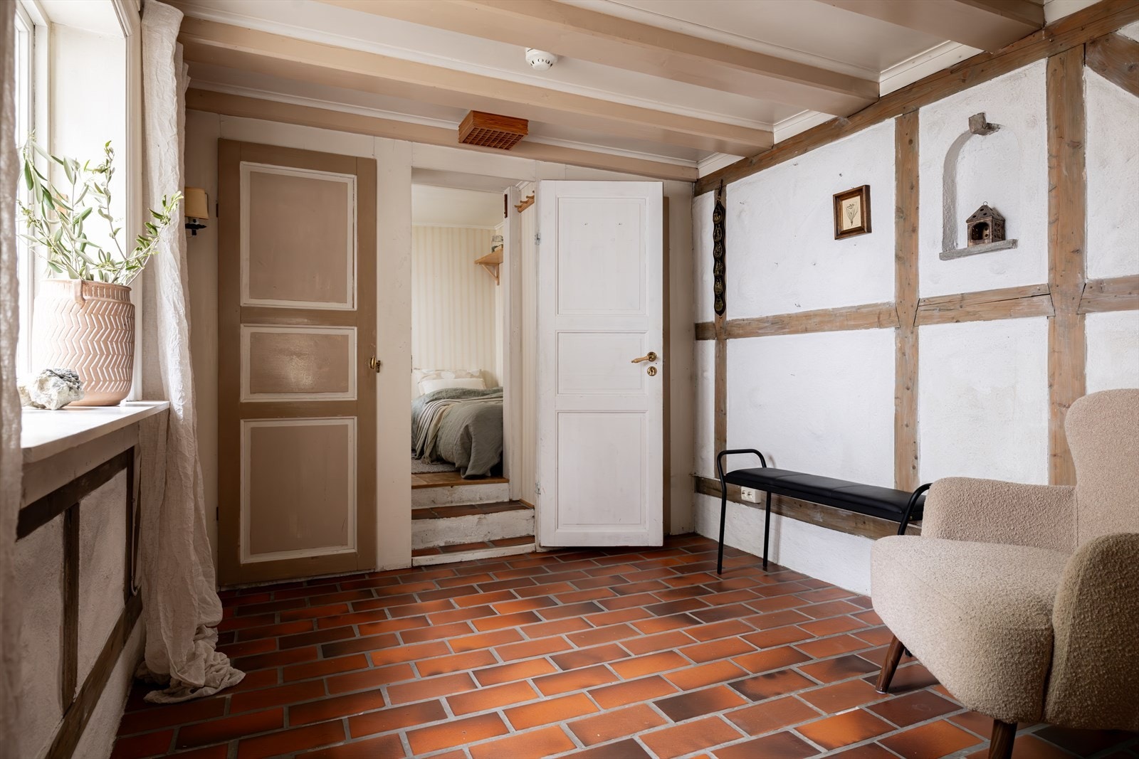 Boligen har en romslig hall som har fleksible bruksmuligheter. Her er det muligheter for å sette inn garderobeløsninger eller så er dette et fint sted for for eksempel hjemmekontoret da stort vindu ut mot den sjarmerende hagen gir fine lysforhold. Galleribilde