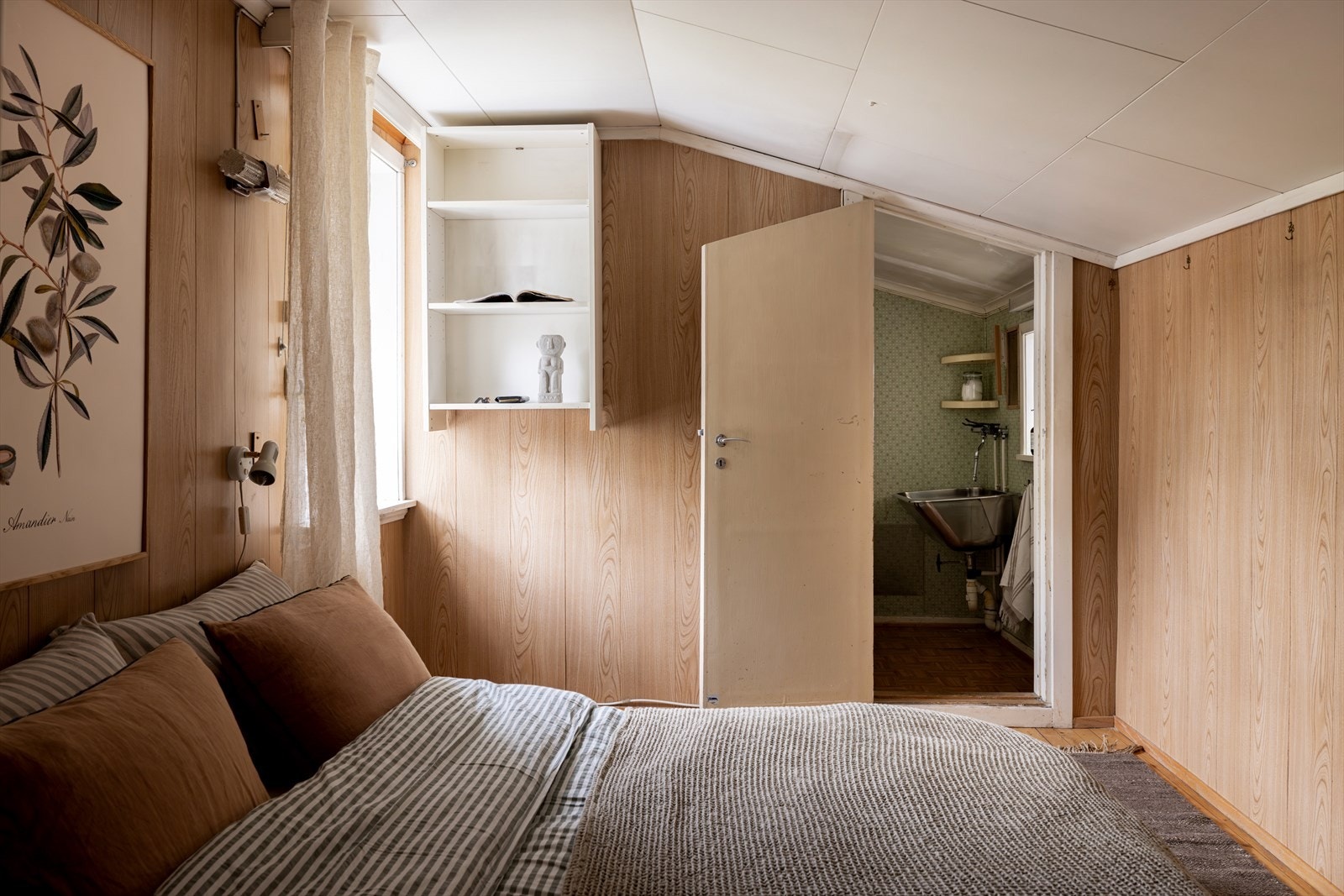 Sjarmerende tregulv i rommet. Deler av rommet er ikke måleverdig grunnet skråtak. Galleribilde