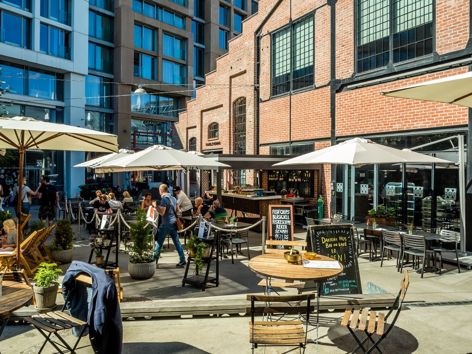 Området huser også Mathallen Oslo, en mat- og drikkehall med et imponerende utvalg av ferske råvarer, delikatesser og håndverksprodukter fra hele verden Galleribilde