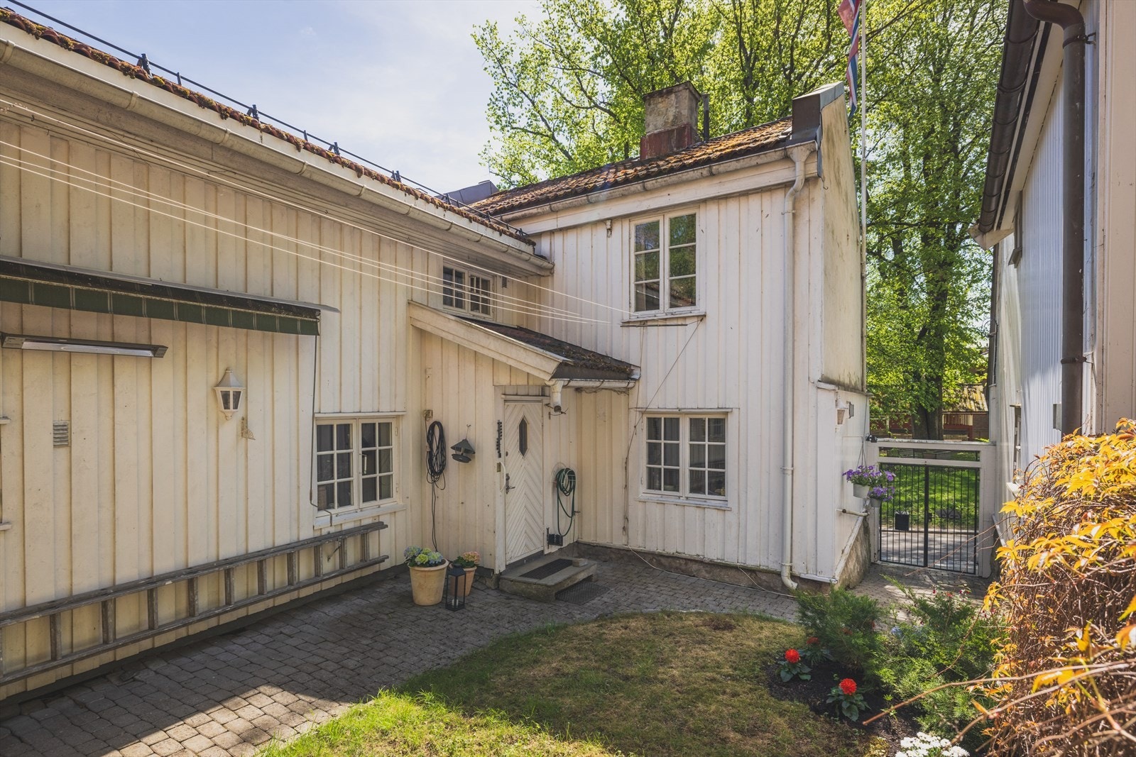 Boligen har en skjermet hage Galleribilde