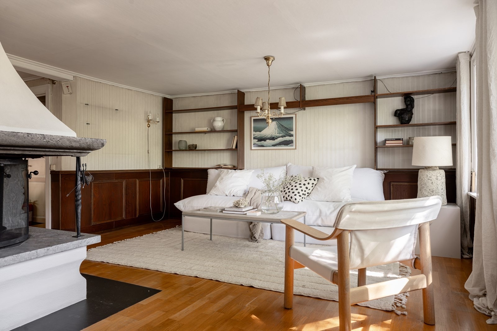 Tre store vinduer på rad gir også dette rommet et herlig lysinnfall og ikke minst fantastisk utsyn mot den grønne, sjarmerende idyllen man finner i Telthusbakken. Parkett på gulv og tapetserte veggflater med brystninger. Galleribilde