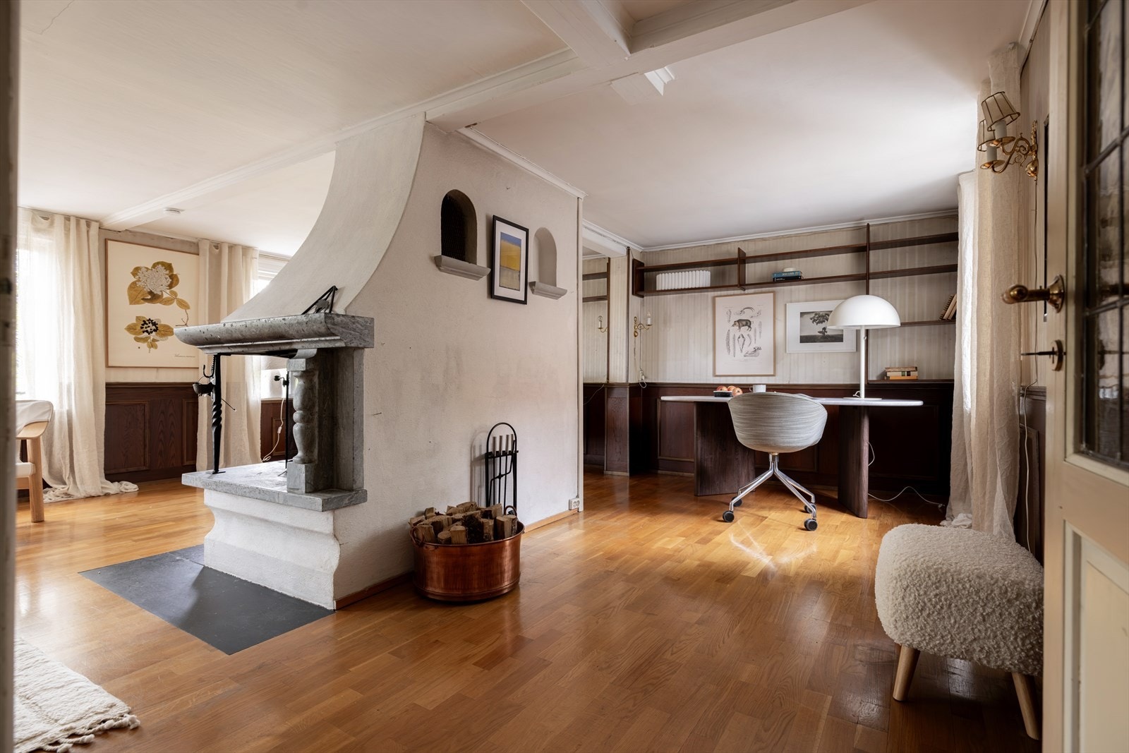 Peisen er et naturlig midtpunkt som gir rommet god varme, og det er god plass til flere sosiale soner. Galleribilde