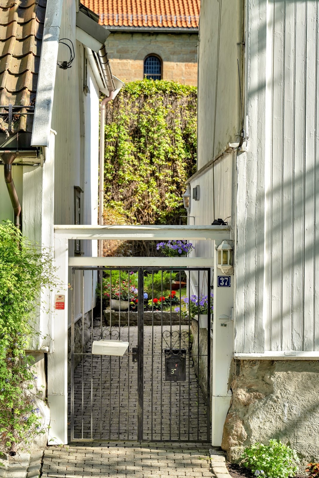 Det er adkomst til huset via en sjarmerende smijernsport Galleribilde