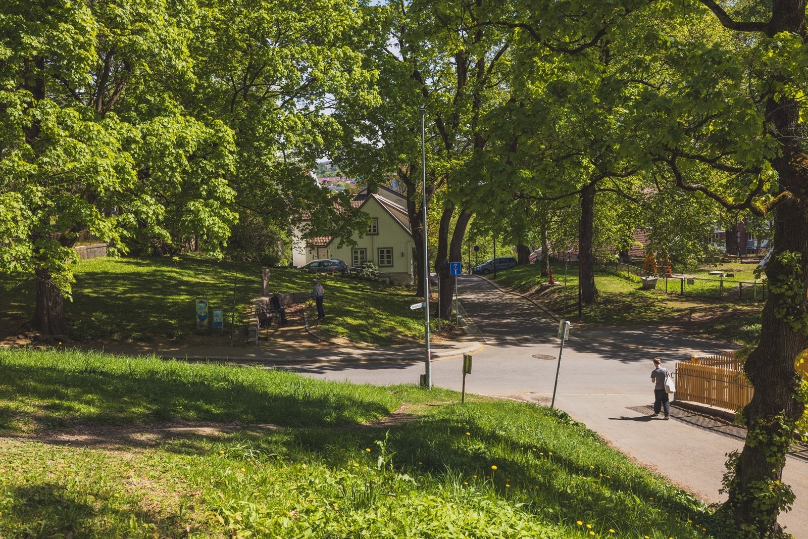 Gaten er fredelig uten gjennomkjøring og ligger midt mellom Vulkan og Akerselva området på den ene siden og de store grøntområdene ved Vår Frelsers gravlund og St. Hanshaugen på den andre siden av bakken. Galleribilde