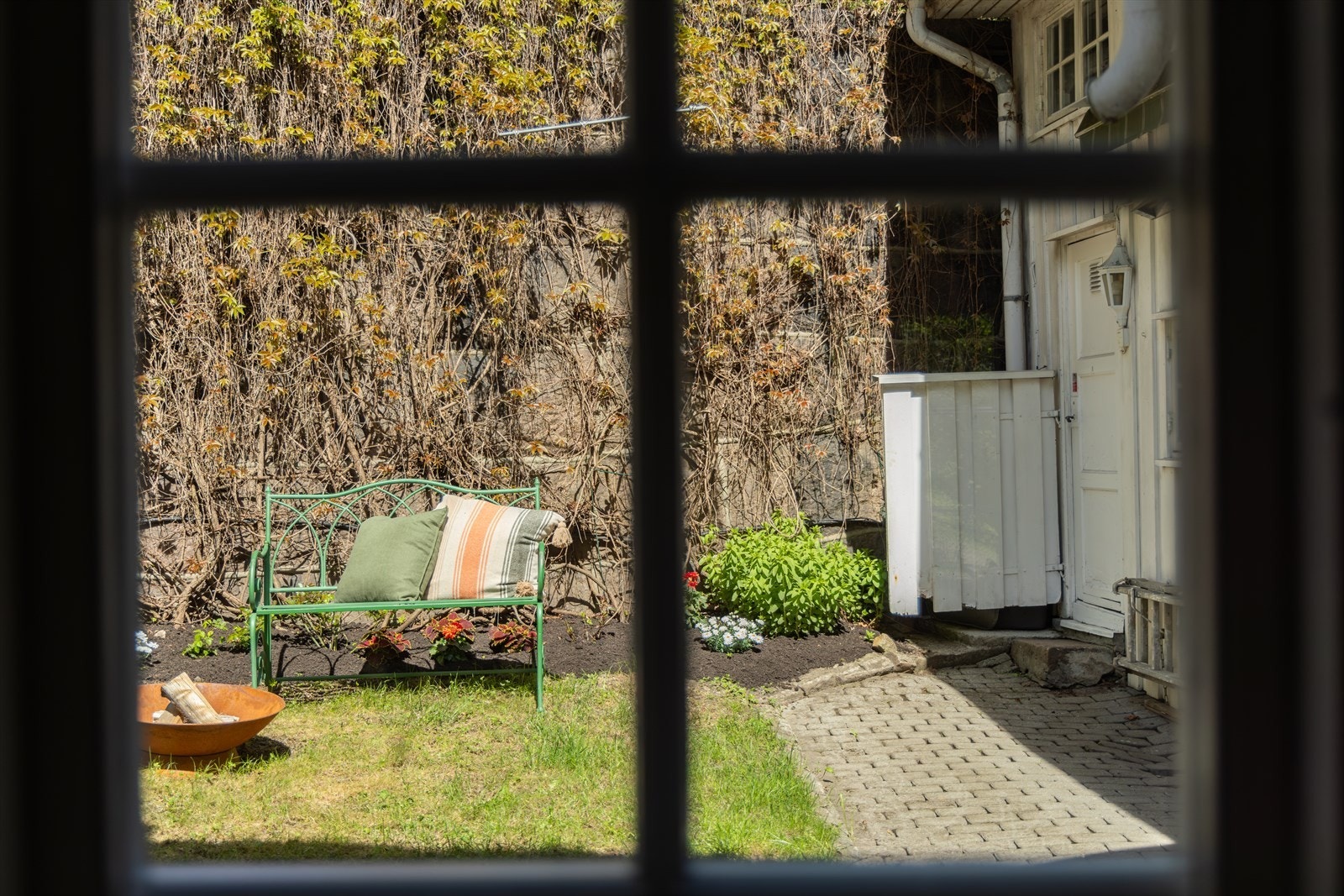 Kjøkkenet ligger godt til i huset og har en koselig spiseplass ved vindu mot hagen. Galleribilde