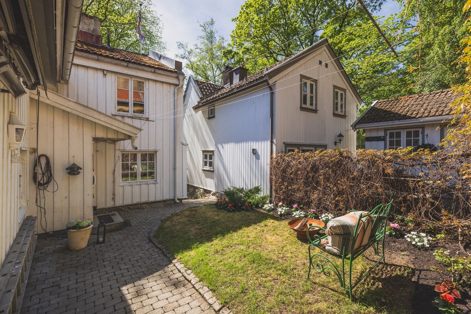 Boligen ligger vakkert til og er det nest øverste huset i bakken med adkomst via din egen smijernsport og inn i din egen skjermende hageidyll! Galleribilde