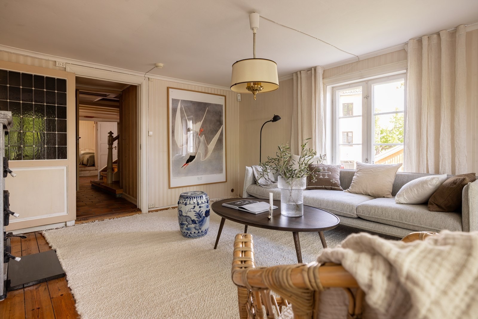 Stuen er det fantastisk rom med nydelig lysinnfall! Her er det plass til sofagruppe med tilhørende møblement. Galleribilde