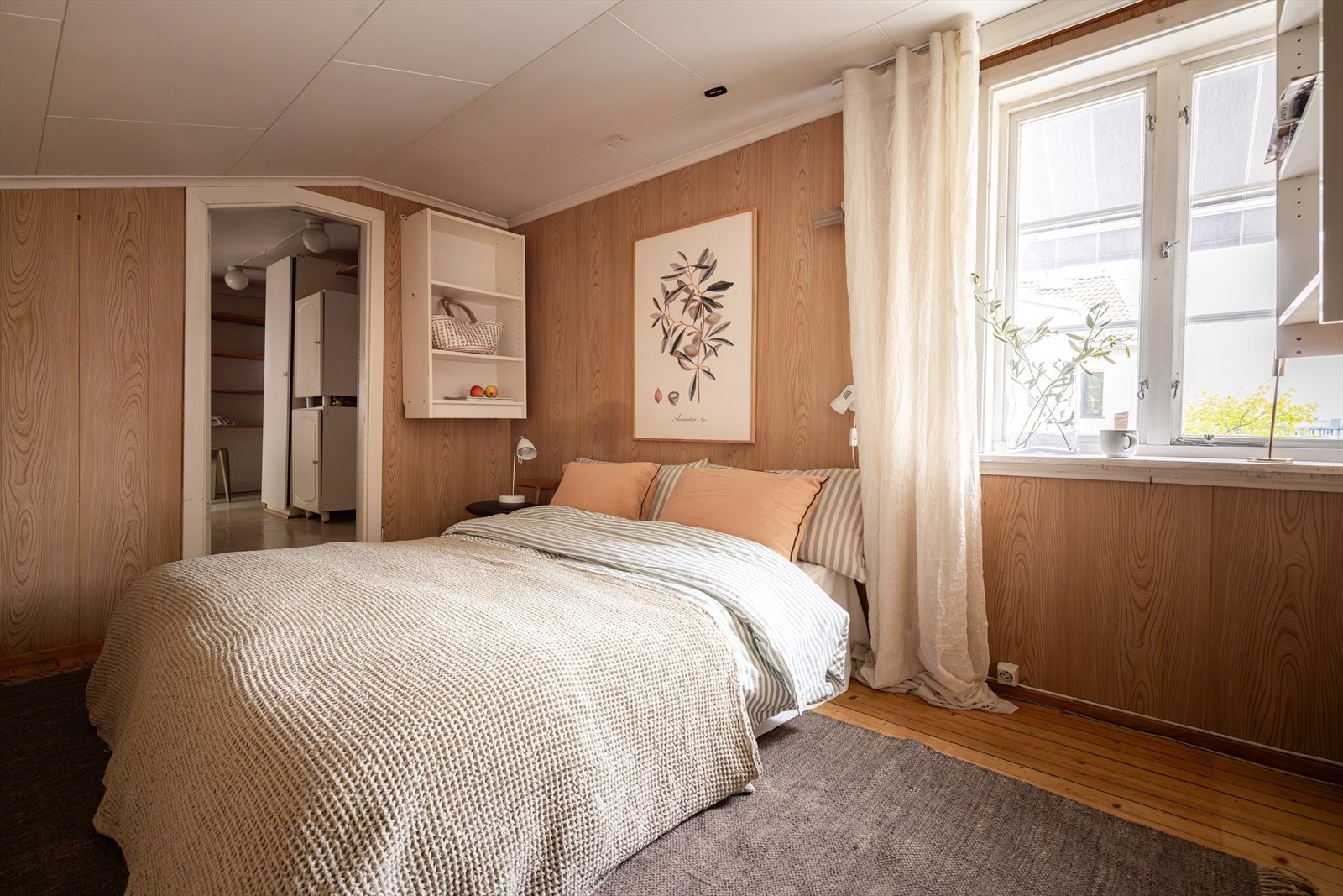 Lyst og luftig soverom med plass til dobbeltseng og nattbord på hver side. Rommet ligger flott til i husets 2. etasje og har fint utsyn ned Telthusbakken. Galleribilde