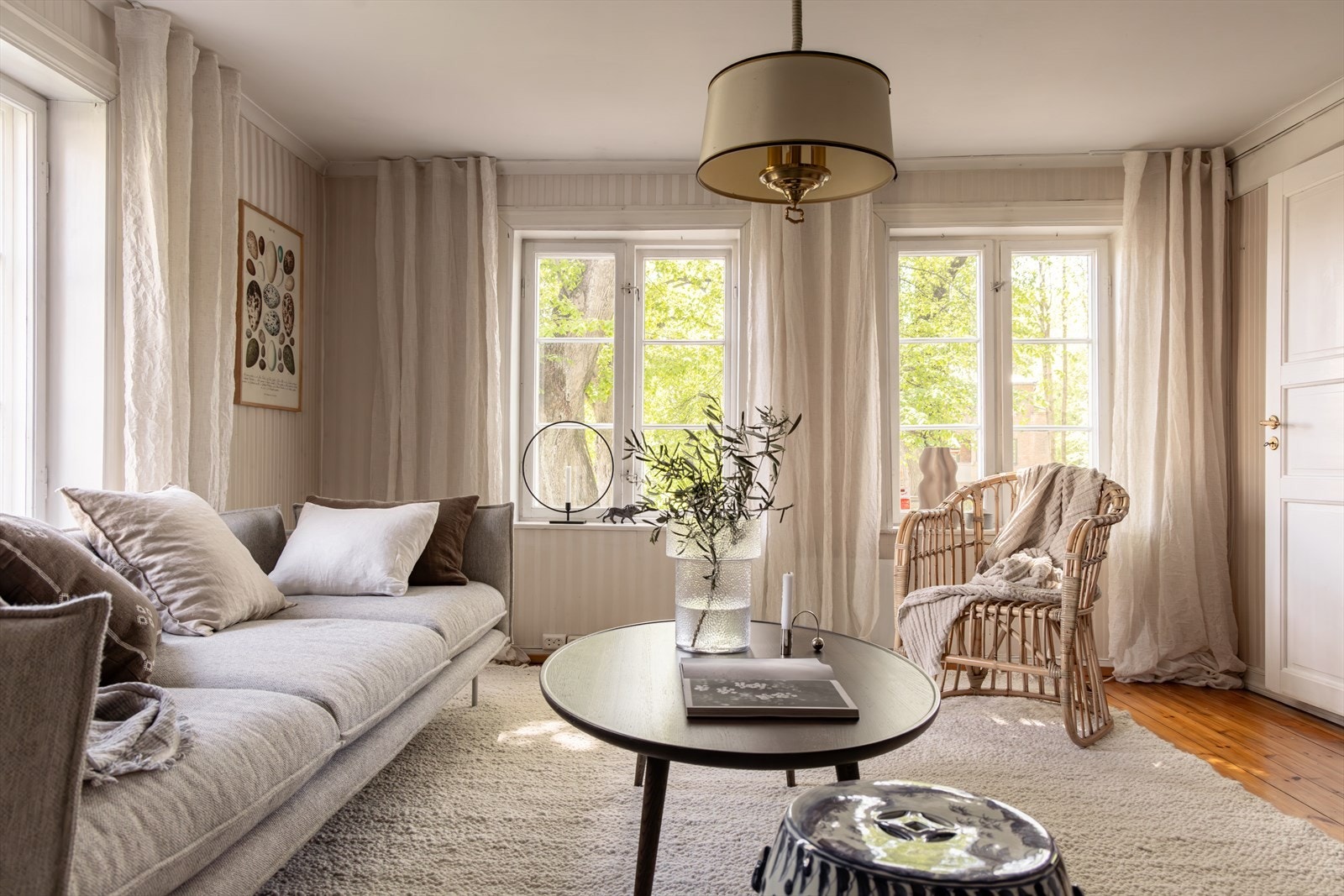 Rommet har tapeter på vegg og originale tregulv. Galleribilde