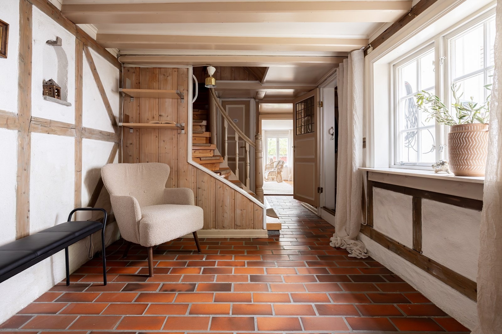 I hallen er det mulig å innrede med garderobeløsning for enkel oppheng av yttertøy. Rommet har flislagt gulv og sjarmerende takbjelker og detaljer. Galleribilde