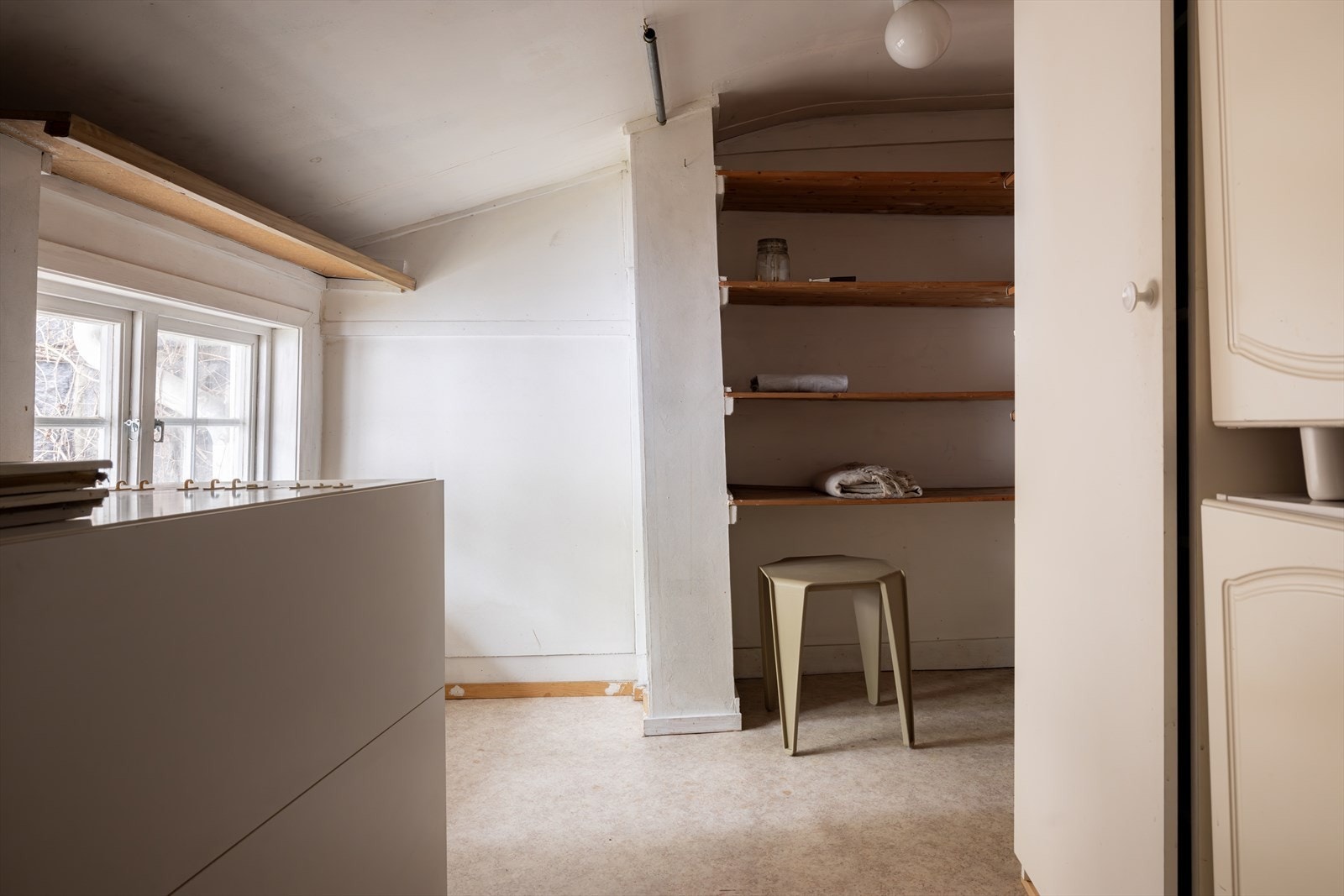 Innenfor soverommet er det et romslig bodrom som er ypperlig for oppbevaring eller bruk som garderoberom. Galleribilde