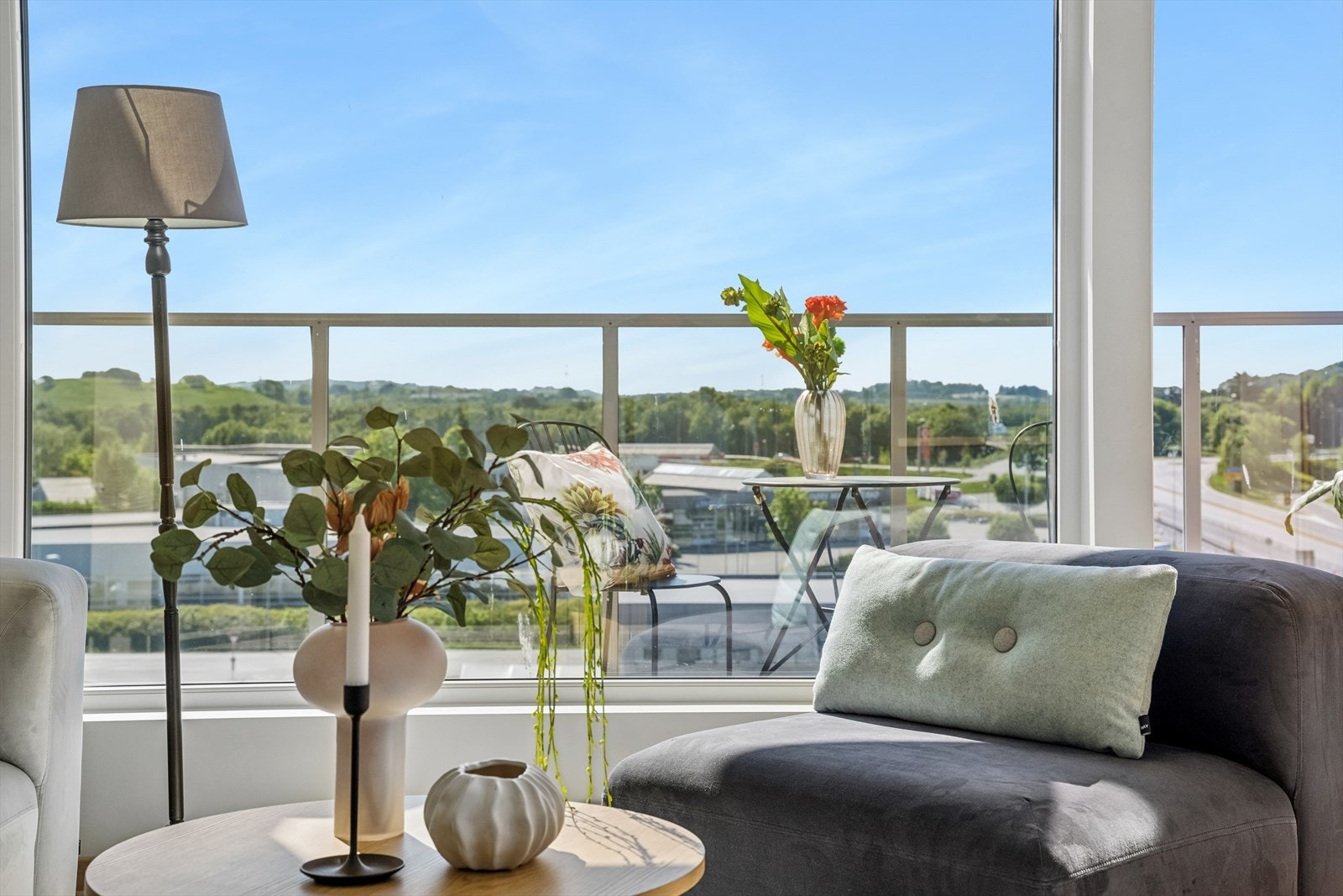 Fra stuen når man ut til stor vestvendt balkong Galleribilde