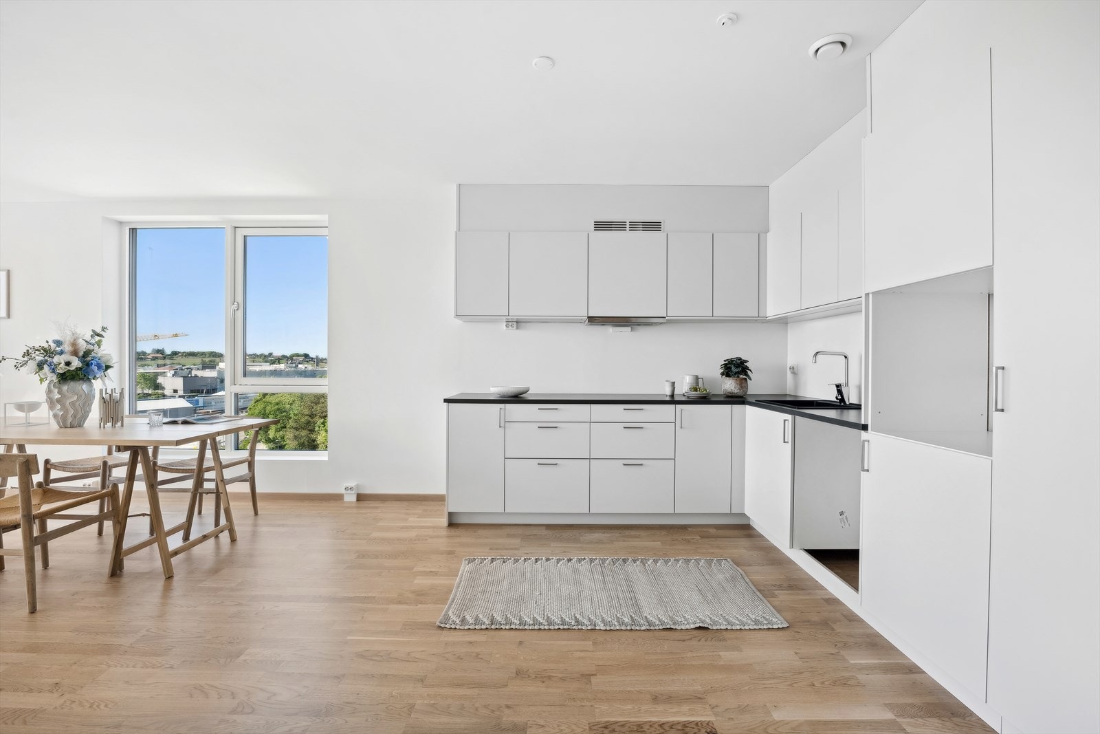 Nytt og moderne kjøkken. Slette fronter med laminat benkeplate. Gode lagringsmuligheter i over -og underskaper. Galleribilde