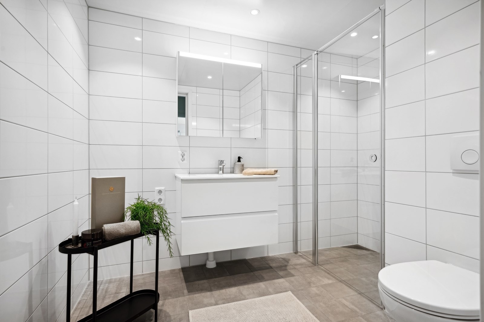 Bad II innredet med servant, dusjhjørne, klosett og opplegg til vaskemaskin/tørketrommel. Fjernvarme i gulv. Galleribilde