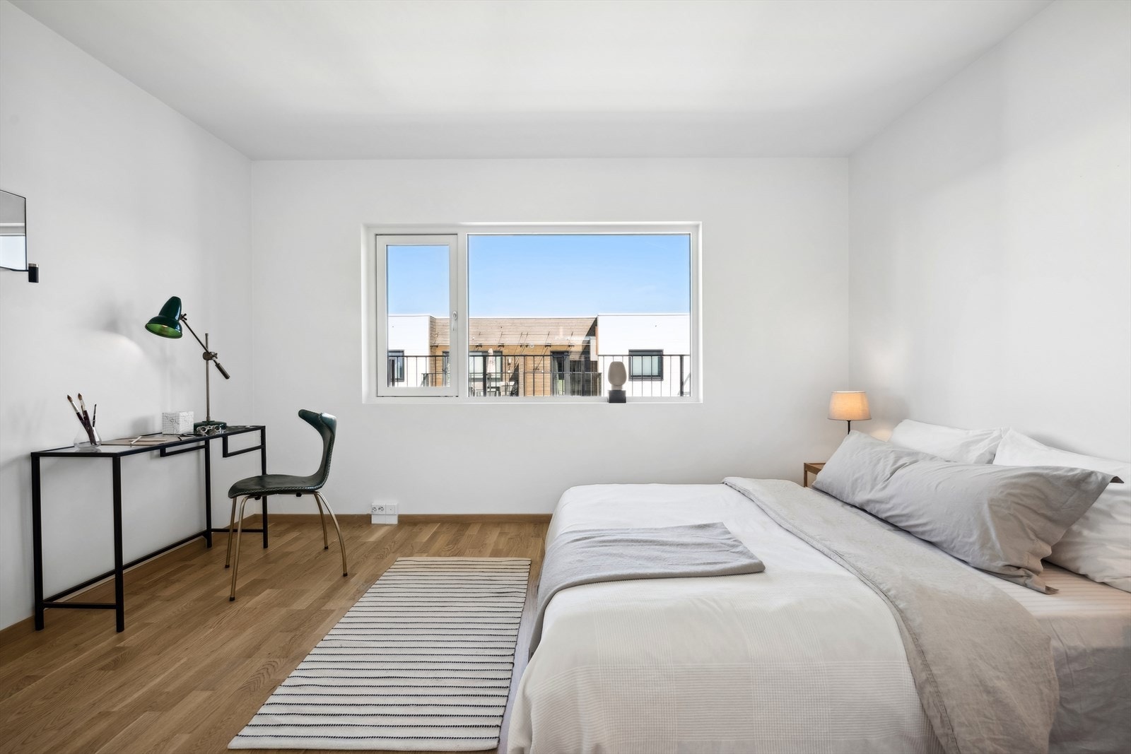 Her har man plass til dobbeltseng, garderobe, skrivebord og annet tilhørende møblement. Galleribilde