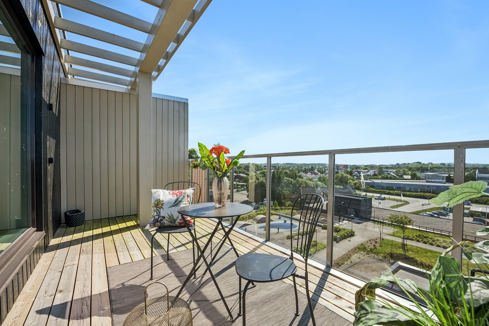 Her har man god plass til utemøbler, grill etc. Galleribilde