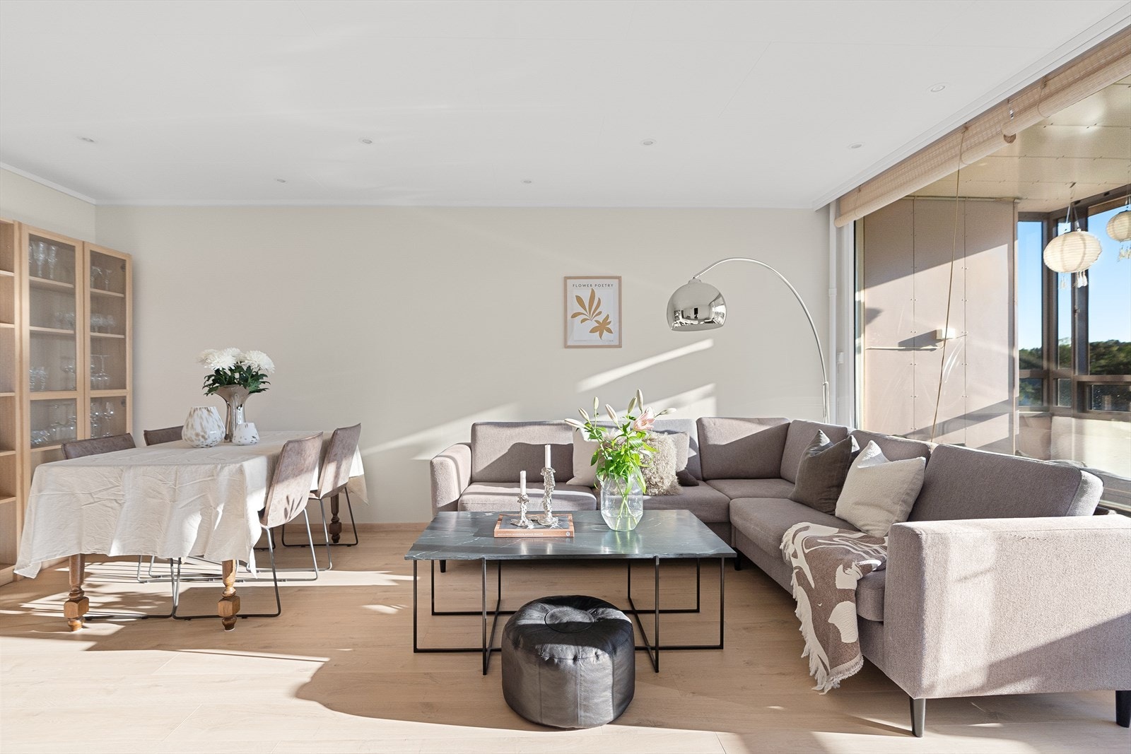 Store vindusflater sørger for godt med naturlig lysinnslipp. Galleribilde