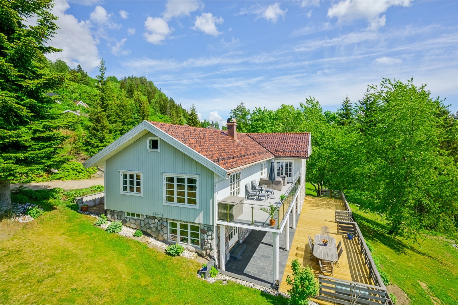 Meget innholdsrik og velholdt enebolig på hele 280 m² beliggende i rolige omgivelser. Galleribilde