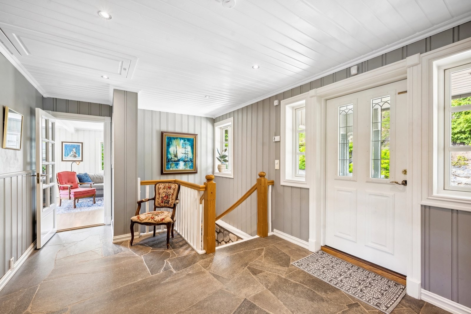 Lys og åpen hall/entré som ønsker deg velkommen inn! Galleribilde