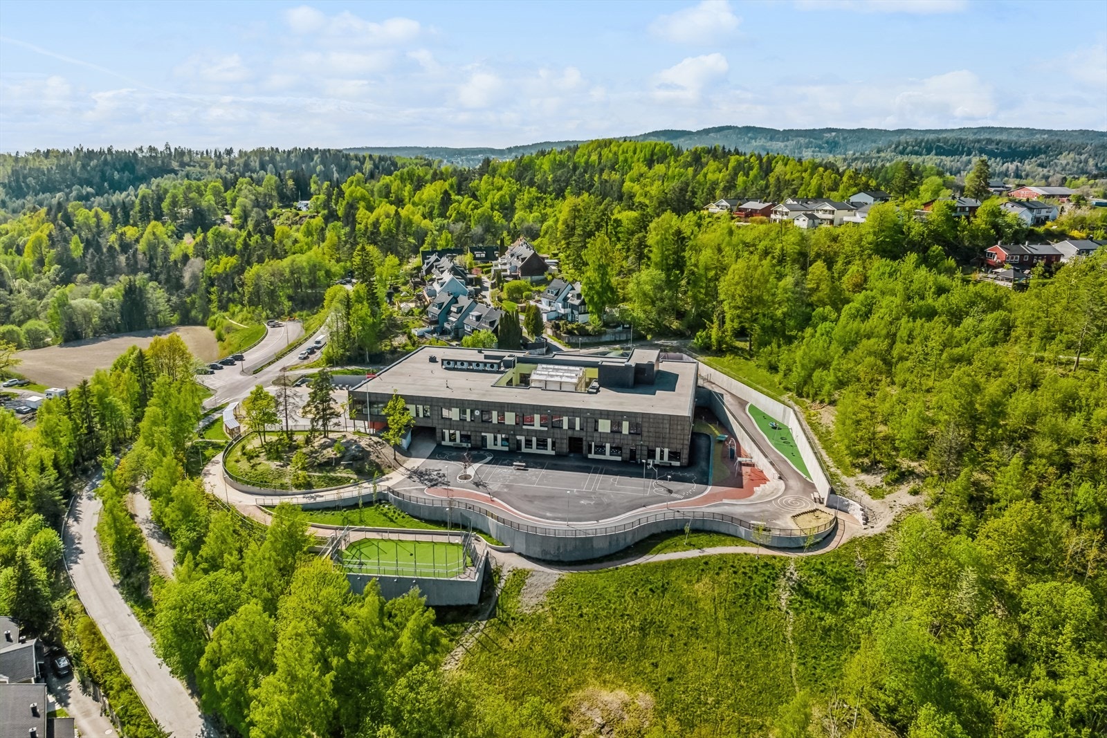 Boligen sogner til Sydskogen barneskole som ligger i gangavstand fra boligen. Galleribilde