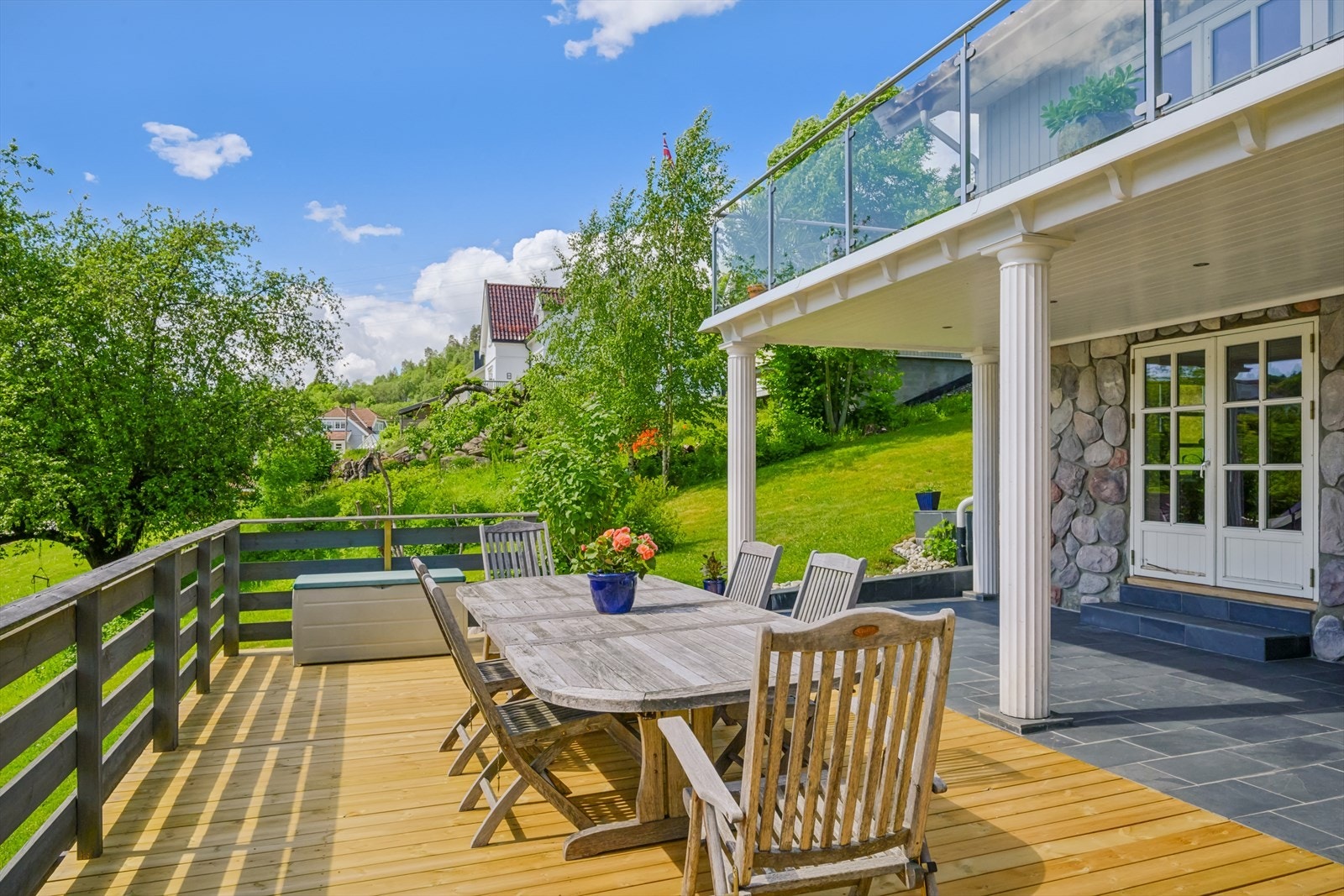 Terrassen er på 106 m² og har ypperlige solforhold. Galleribilde